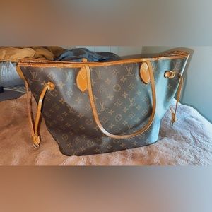 Louis Vuitton Neverfull MM Tote Bag in Monogram